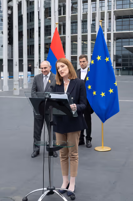 Снимка 45: Roberta METSOLA, EP President and Nikol PASHINYAN, Armenian Prime Minister inaugurate the sculpture ' Armatagir — Script: The Power of Roots, the Strength of Dialogue '