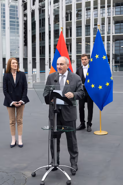 Снимка 44: Roberta METSOLA, EP President and Nikol PASHINYAN, Armenian Prime Minister inaugurate the sculpture ' Armatagir — Script: The Power of Roots, the Strength of Dialogue '