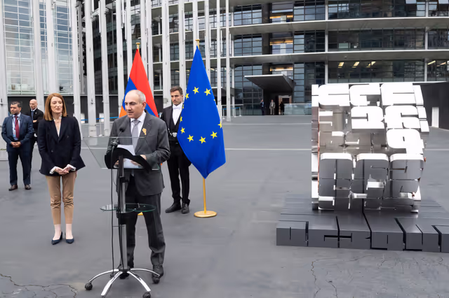 Снимка 47: Roberta METSOLA, EP President and Nikol PASHINYAN, Armenian Prime Minister inaugurate the sculpture ' Armatagir — Script: The Power of Roots, the Strength of Dialogue '