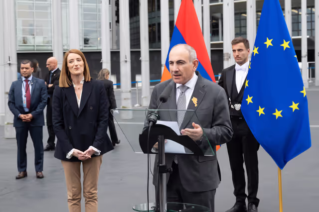 Снимка 41: Roberta METSOLA, EP President and Nikol PASHINYAN, Armenian Prime Minister inaugurate the sculpture ' Armatagir — Script: The Power of Roots, the Strength of Dialogue '