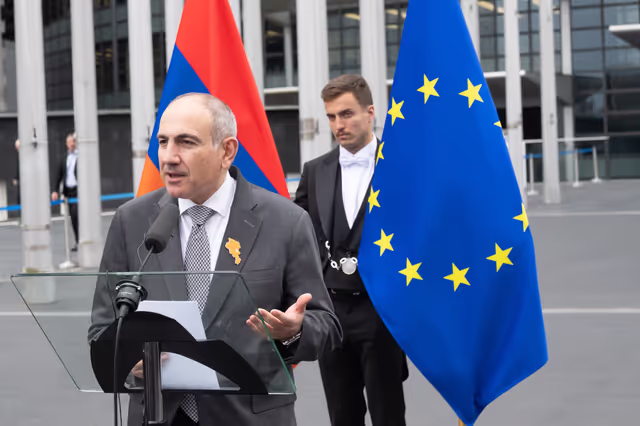 Снимка 39: Roberta METSOLA, EP President and Nikol PASHINYAN, Armenian Prime Minister inaugurate the sculpture ' Armatagir — Script: The Power of Roots, the Strength of Dialogue '