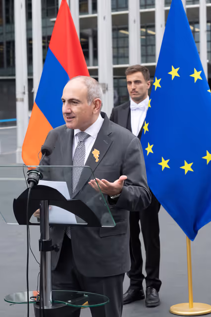 Снимка 35: Roberta METSOLA, EP President and Nikol PASHINYAN, Armenian Prime Minister inaugurate the sculpture ' Armatagir — Script: The Power of Roots, the Strength of Dialogue '