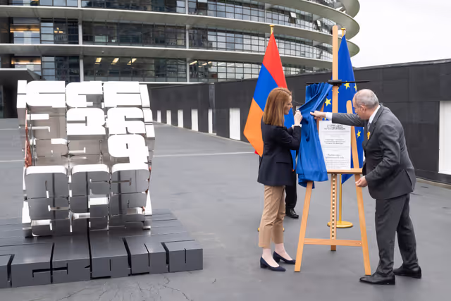 Снимка 26: Roberta METSOLA, EP President and Nikol PASHINYAN, Armenian Prime Minister inaugurate the sculpture ' Armatagir — Script: The Power of Roots, the Strength of Dialogue '