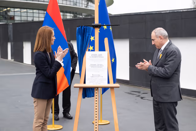 Снимка 32: Roberta METSOLA, EP President and Nikol PASHINYAN, Armenian Prime Minister inaugurate the sculpture ' Armatagir — Script: The Power of Roots, the Strength of Dialogue '