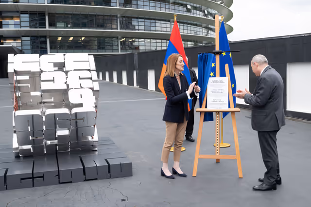 Снимка 31: Roberta METSOLA, EP President and Nikol PASHINYAN, Armenian Prime Minister inaugurate the sculpture ' Armatagir — Script: The Power of Roots, the Strength of Dialogue '
