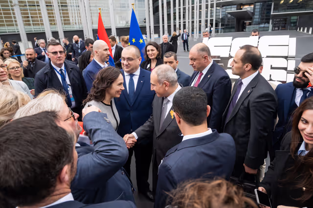 Снимка 18: Roberta METSOLA, EP President and Nikol PASHINYAN, Armenian Prime Minister inaugurate the sculpture ' Armatagir — Script: The Power of Roots, the Strength of Dialogue '