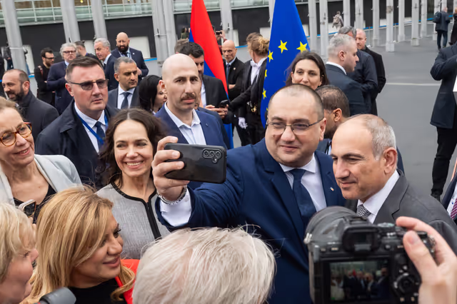 Снимка 16: Roberta METSOLA, EP President and Nikol PASHINYAN, Armenian Prime Minister inaugurate the sculpture ' Armatagir — Script: The Power of Roots, the Strength of Dialogue '