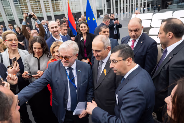 Снимка 17: Roberta METSOLA, EP President and Nikol PASHINYAN, Armenian Prime Minister inaugurate the sculpture ' Armatagir — Script: The Power of Roots, the Strength of Dialogue '