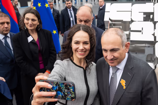 Снимка 15: Roberta METSOLA, EP President and Nikol PASHINYAN, Armenian Prime Minister inaugurate the sculpture ' Armatagir — Script: The Power of Roots, the Strength of Dialogue '