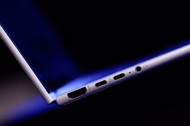 Nuotrauka 27: Stockshot : Common charger for laptops, tablets and phones