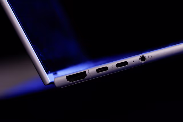 Nuotrauka 26: Stockshot : Common charger for laptops, tablets and phones