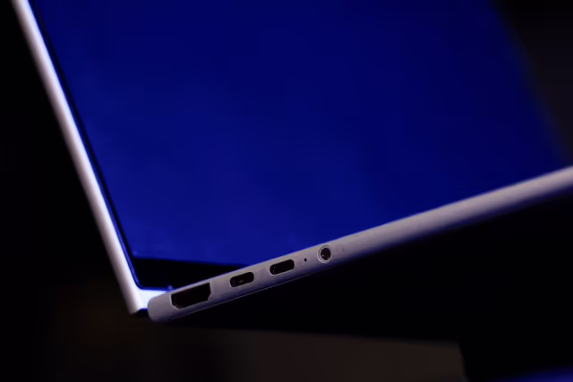 Nuotrauka 25: Stockshot : Common charger for laptops, tablets and phones