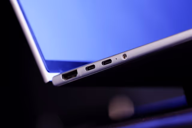 Stockshot : Common charger for laptops, tablets and phones