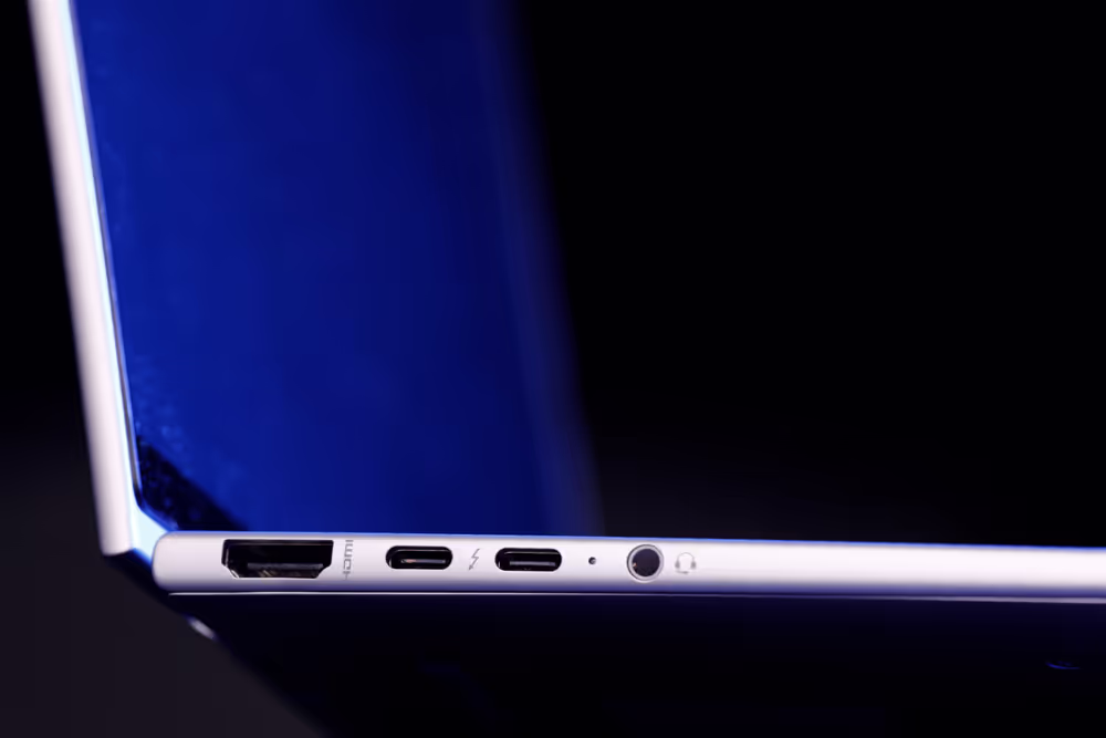 Stockshot : Common charger for laptops, tablets and phones