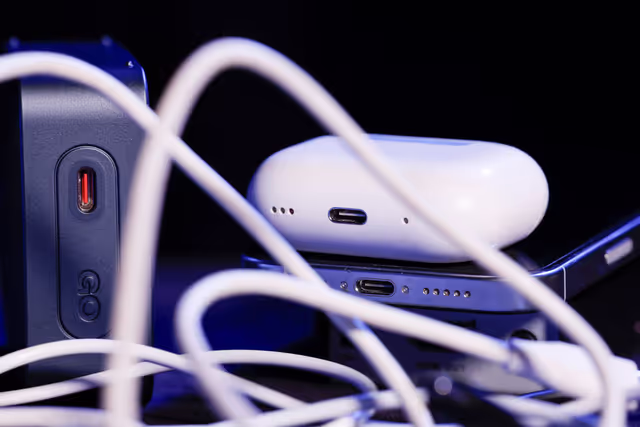 Nuotrauka 20: Stockshot : Common charger for laptops, tablets and phones