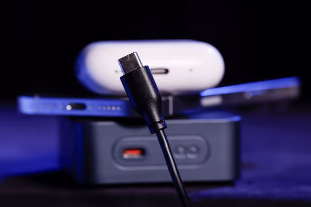 Nuotrauka 19: Stockshot : Common charger for laptops, tablets and phones