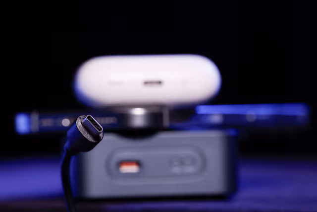 Nuotrauka 17: Stockshot : Common charger for laptops, tablets and phones