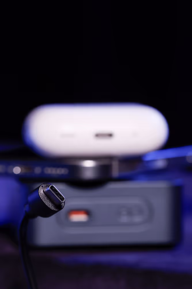 Stockshot : Common charger for laptops, tablets and phones