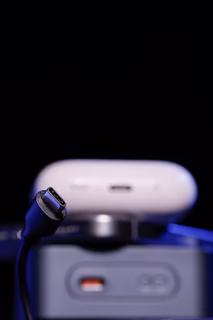 Nuotrauka 15: Stockshot : Common charger for laptops, tablets and phones