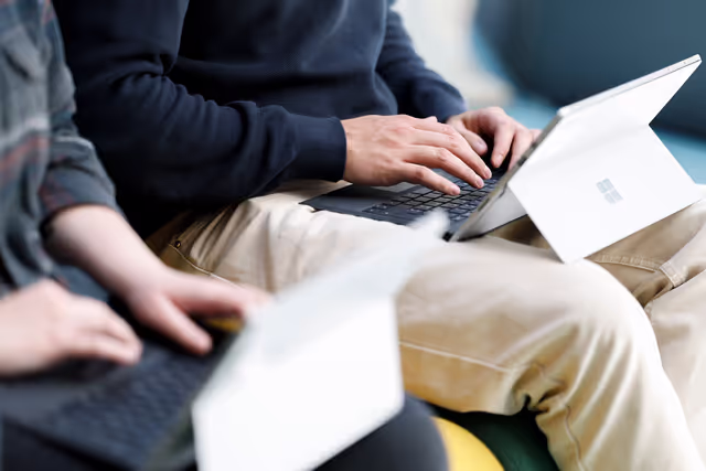 Nuotrauka 13: Stockshot : Common charger for laptops, tablets and phones