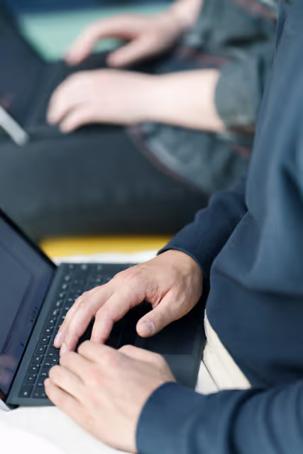 Nuotrauka 12: Stockshot : Common charger for laptops, tablets and phones