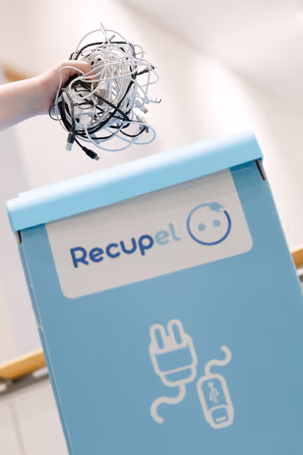 Stockshot : Common charger for laptops, tablets and phones