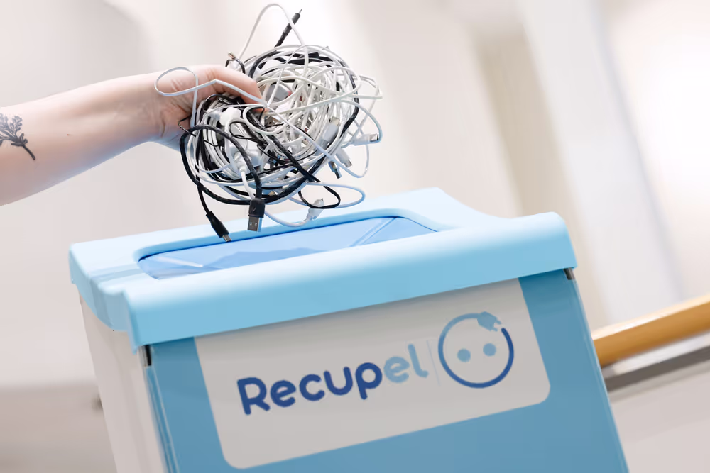 Stockshot : Common charger for laptops, tablets and phones