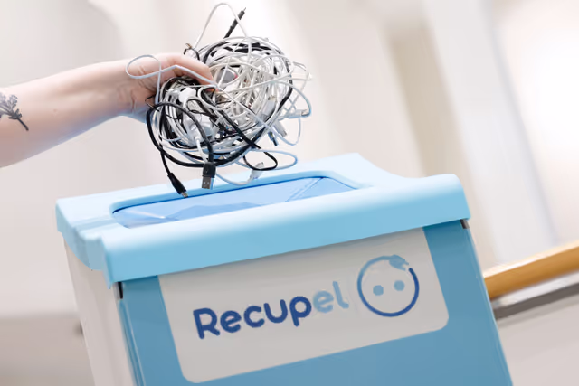 Stockshot : Common charger for laptops, tablets and phones