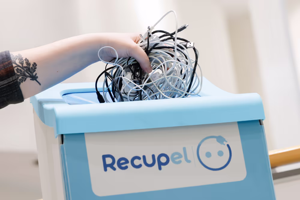 Stockshot : Common charger for laptops, tablets and phones