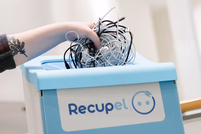 Stockshot : Common charger for laptops, tablets and phones