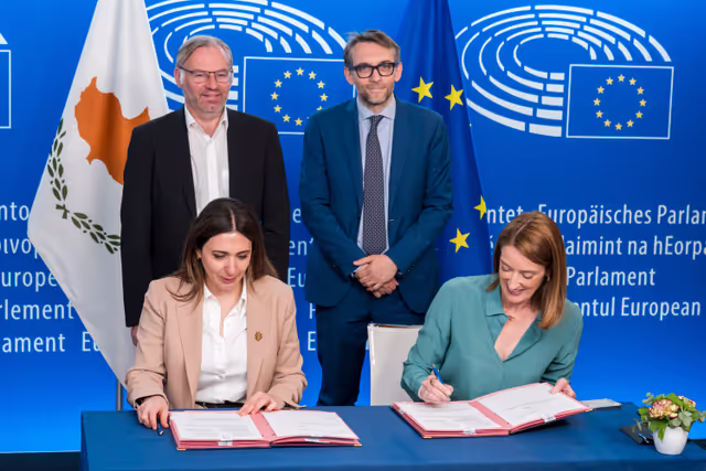 Valokuva 9: LEX signing ceremony in the presence of Roberta METSOLA, EP President and Marilena RAOUNA, Deputy Minister for European Affairs, on behalf of the Cyprus Presidency