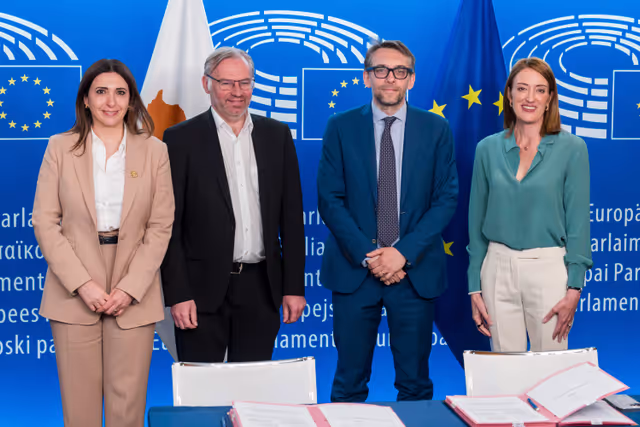Valokuva 12: LEX signing ceremony in the presence of Roberta METSOLA, EP President and Marilena RAOUNA, Deputy Minister for European Affairs, on behalf of the Cyprus Presidency