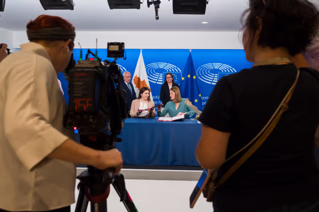Valokuva 7: LEX signing ceremony in the presence of Roberta METSOLA, EP President and Marilena RAOUNA, Deputy Minister for European Affairs, on behalf of the Cyprus Presidency