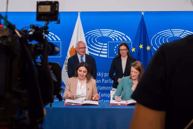 Valokuva 6: LEX signing ceremony in the presence of Roberta METSOLA, EP President and Marilena RAOUNA, Deputy Minister for European Affairs, on behalf of the Cyprus Presidency