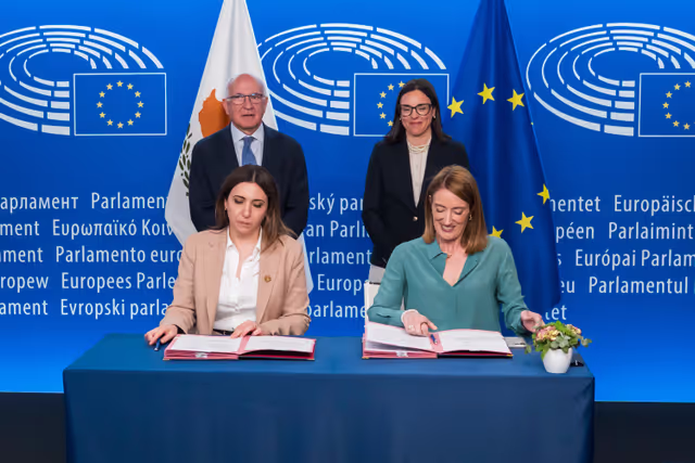 Valokuva 8: LEX signing ceremony in the presence of Roberta METSOLA, EP President and Marilena RAOUNA, Deputy Minister for European Affairs, on behalf of the Cyprus Presidency