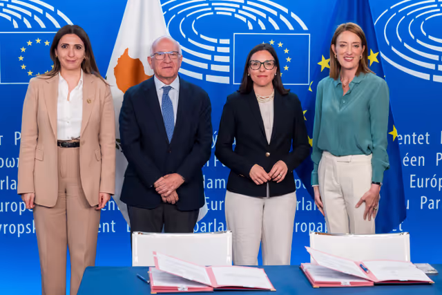 Valokuva 5: LEX signing ceremony in the presence of Roberta METSOLA, EP President and Marilena RAOUNA, Deputy Minister for European Affairs, on behalf of the Cyprus Presidency