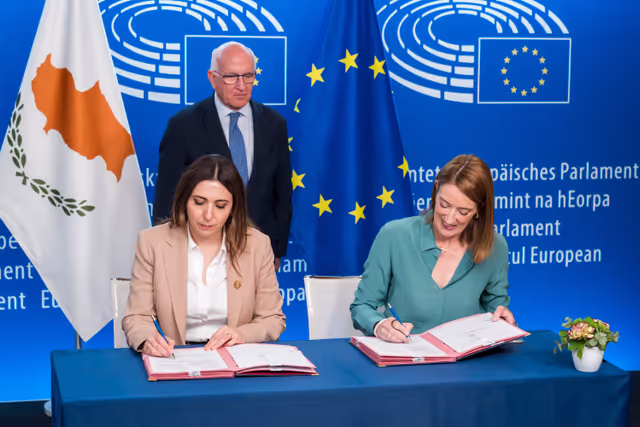 Valokuva 1: LEX signing ceremony in the presence of Roberta METSOLA, EP President and Marilena RAOUNA, Deputy Minister for European Affairs, on behalf of the Cyprus Presidency