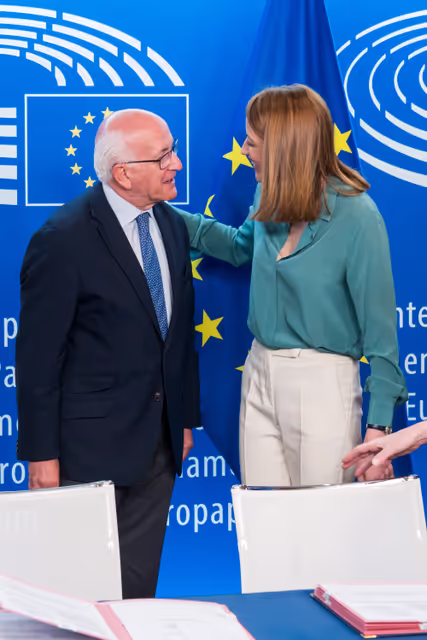 Valokuva 3: LEX signing ceremony in the presence of Roberta METSOLA, EP President and Marilena RAOUNA, Deputy Minister for European Affairs, on behalf of the Cyprus Presidency