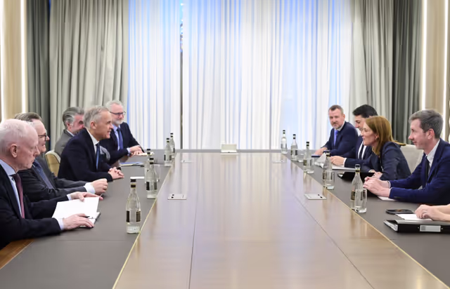 Zdjęcie 1: 8th European Political Community Summit in Yerevan, Armenia -  Roberta METSOLA, EP President meets with Mark CARNEY, Canadian Prime Minister