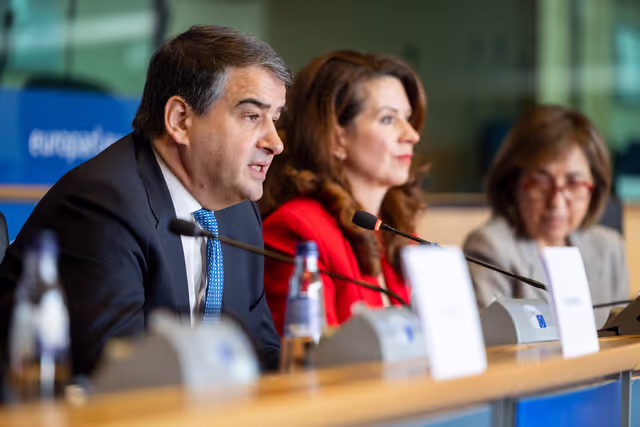 Valokuva 1: High-Level Launch Event ' Right to Stay '