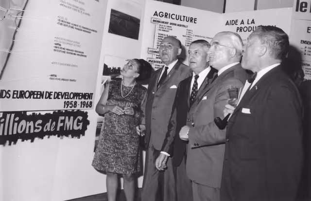 Fotagrafa 10: EP members visit a EEC-AASM (CEE-EAMA in French) exhibition at the Town Hall in Brussels, Belgium, January 11, 1969.