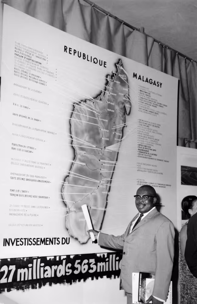 A member of AASM delegations visits a EEC-AASM (CEE-EAMA in French) exhibition at the Town Hall in Brussels, Belgium, January 11, 1969.